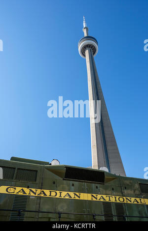 Canadian National Railway grüne Lok mit dem CN Tower im Hintergrund, Toronto Railway Museum, Toronto, Ontario, Kanada. Stockfoto