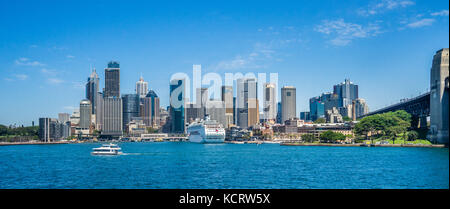 Australien, New South Wales, Sydney, Blick auf Sydney Cove, Kreuzfahrtschiffe Pacific Jewel und der CBD Skyline von Sydney Harbour Stockfoto