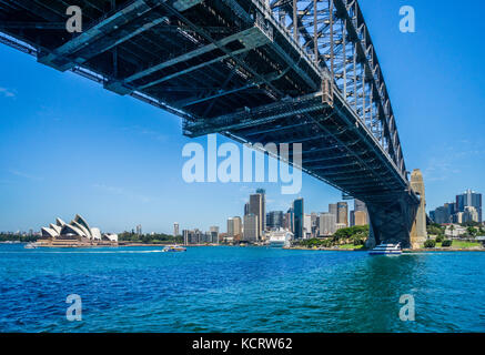 Australien, New South Wales, Sydney, Dawes Point, mit Blick auf das Sydney Opera House und der Sydney Cove von unterhalb der Sydney Harbour Bridge Stockfoto