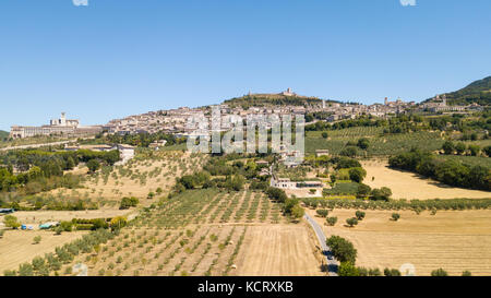 Assisi, eine der schönsten kleinen Stadt in Italien.Drone Luftaufnahme der Skyline des Dorfes aus dem Land Stockfoto