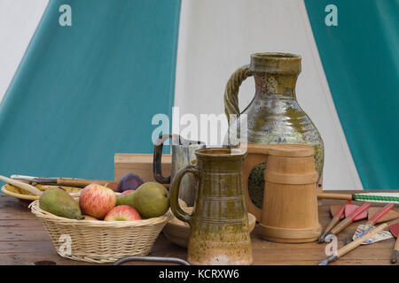 Äpfel und Birnen in einem Weidenkorb auf einem Tisch mit Keramik Seidel Stockfoto