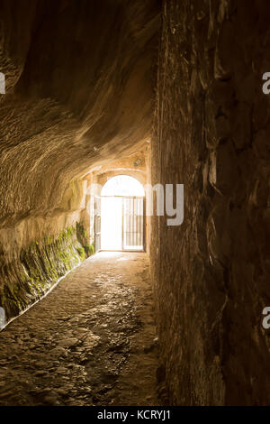 Tunnel in den Fels gegraben Stockfoto