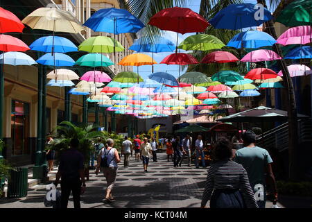 Port Louis, Mauritius - Touristen und Käufer in einem Regenschirm Spaziergang abgedeckt Lane im Le Caudan Waterfront in der Hauptstadt Stockfoto