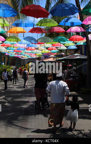 Port Louis, Mauritius - Touristen und Käufer in einem Regenschirm Spaziergang abgedeckt Lane im Le Caudan Waterfront in der Hauptstadt Stockfoto