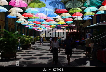 Port Louis, Mauritius - Touristen und Käufer in einem Regenschirm Spaziergang abgedeckt Lane im Le Caudan Waterfront in der Hauptstadt Stockfoto