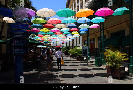 Port Louis, Mauritius - Touristen und Käufer in einem Regenschirm Spaziergang abgedeckt Lane im Le Caudan Waterfront in der Hauptstadt Stockfoto