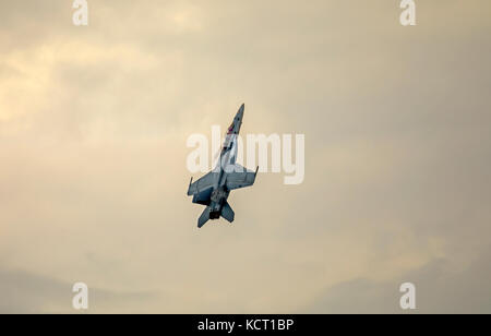 In diesem Schoß US Navy F-18 E/F Super Hornet ist ein steiler Aufstieg, wie es auf dem historischen Flugplatz Wendover Air Show in Wendover, Utah, USA durchführt. Stockfoto