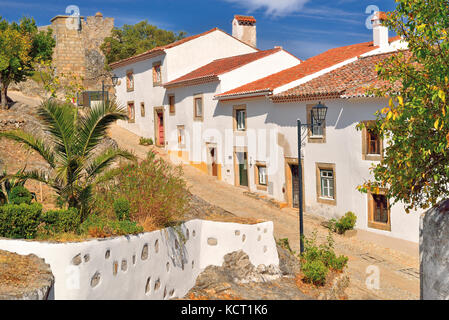 Portugal: Malerische kleine Straße mit weiß getünchten Häusern, die zur mittelalterlichen Burg von Marvao führt Stockfoto
