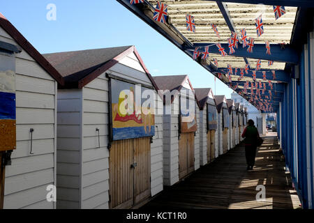 Dekorative Kunst Hütten auf Herne Bay Pier in East Kent uk Oktober 2017 Stockfoto