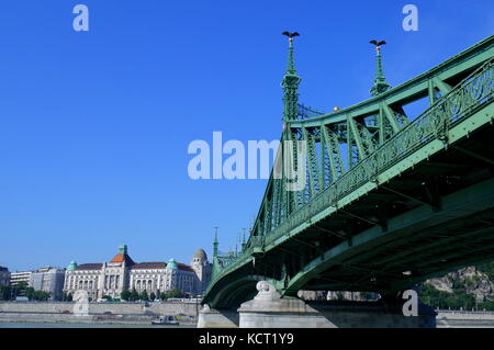 Freiheitsbrücke (Szabadsag hid), überqueren die Donau, mit dem Hotel Gellert im Hintergrund, Budapest, Ungarn Stockfoto