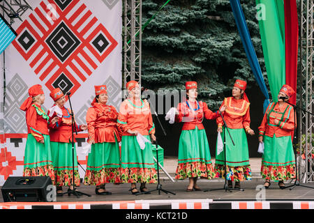 Gomel, Weißrussland - 3. Juli 2017: Unbekannte Frauengruppe In Nationalen Kleidern Mit Volksliedern Während Des Unabhängigkeitstages Der Republik Stockfoto