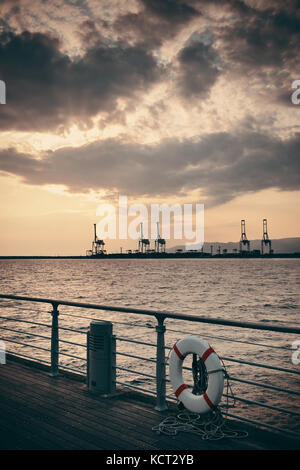 Osaka Hafen mit Kran Silhouette bei Sonnenuntergang. Japan. Stockfoto