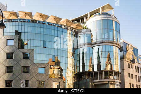 WIEN, ÖSTERREICH - AUGUST 30: Das moderne Haas-Haus in Wien, Österreich am 30. August 2017. Das Gebäude am Stock-im-Eisen-Platz befand sich Stockfoto
