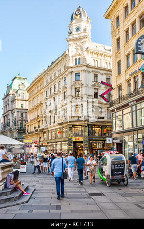 Wien, Österreich - 30. August: die Menschen in der Fußgängerzone der historischen Innenstadt von Wien, Österreich, am 30. August 2017. Stockfoto