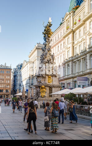 WIEN, ÖSTERREICH - AUGUST 30: Menschen in der Fußgängerzone von Wien, Österreich am 30. August 2017. Foto mit Blick auf die barocke Pestsäule. Stockfoto
