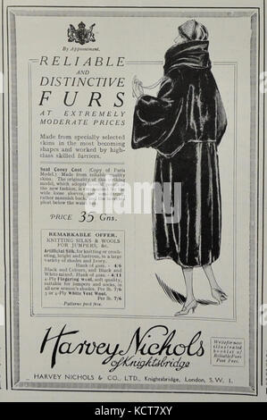 Eine Werbeanzeige von Harvey Nichols im Jahr 1921, in der Produkte und Dienstleistungen im Luxuskaufhaus vorgestellt werden und die gehobene Mode- und Konsumkultur der damaligen Zeit hervorgehoben wird. Stockfoto