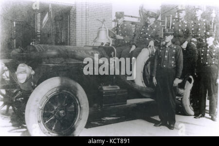 Erste Motor angetriebene Apparate in der St. Louis Feuerwehr. Am Motor Co.32, Juli 1910, Motor Co. 36, 1. Dez 1910 zugewiesenen getestet. Webb 2 Größe 700 gpm pumper, 1910 Modell Stockfoto