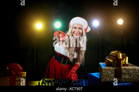 Dj Mädchen in einem Santa hat für Weihnachten. Stockfoto