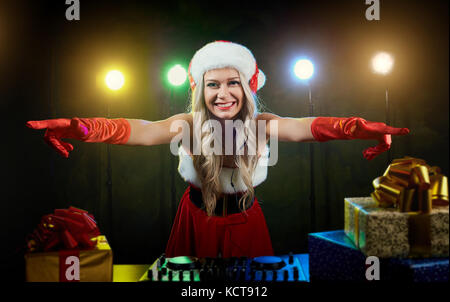 Dj Mädchen in einem Santa hat für Weihnachten. Stockfoto