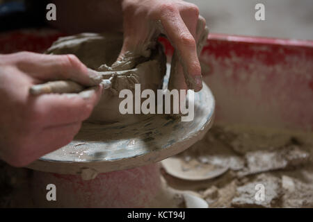 Männliche potters Hand einen Topf in Töpferei Stockfoto