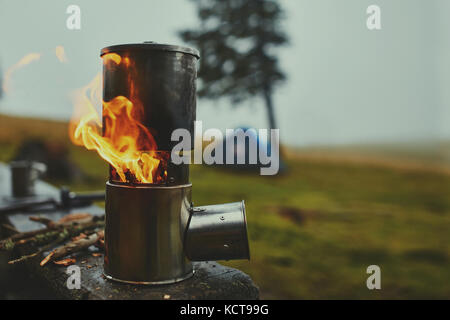 Kochen in einem Topf über das Brennholz Herd. foggy Regenwetter auf Hintergrund Stockfoto