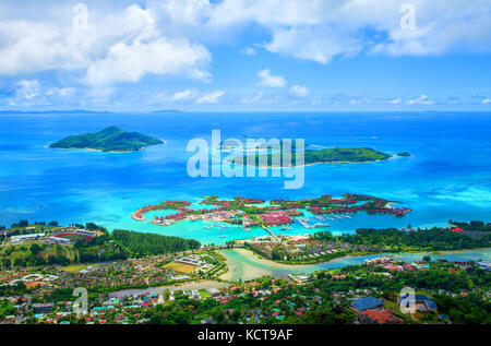 Insel Mahé mit Sainte Anne Marine National Park, Republik der Seychellen. Die Hauptstadt Victoria mit Insel Eden im Vordergrund. Sainte Anne Marin Stockfoto