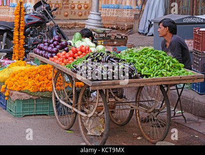 Oktober 29, 2016: Girlande, Obst- und Gemüse Verkäufer vor dem shri swaminarayan Tempel Gateway in der kalupur Bezirk von Ahmedabad Stockfoto