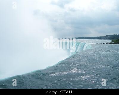 Spray von Nebel über Horseshoe Falls, Niagara Falls, Ontario, Kanada. Canadian Natural Sehenswürdigkeiten und berühmten Reiseziel Stockfoto