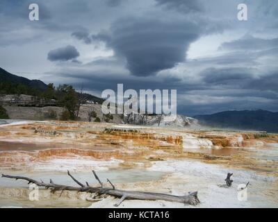 Mammut heiße Quellen im Yellowstone National Park in Wyoming. Stürme Wolken in der Ferne Stockfoto