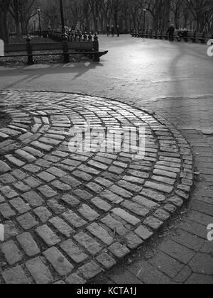 Central Park, New York B&W des leeren Pfades im Spätherbst. Stockfoto