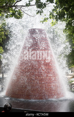 Wasser Vulkane auf Alameda dos Oceanos, Parque das Nacoes, Lissabon, Portugal Stockfoto