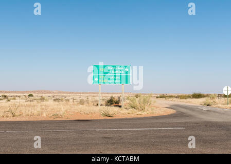 Direktionale Zeichen an der Kreuzung der r31-Straße und Groot mier (kleine Ameise), ein Dorf in der Northern Cape Provinz von Südafrika Stockfoto