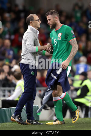 Der Manager der Republik Irland Martin O'Neill gratuliert dem irischen Daryl Murphy zum Verlassen des Platzes während des FIFA World Cup Qualifying-Spiels der Gruppe D im Aviva Stadium in Dublin 2018. Stockfoto