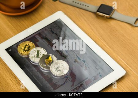 Crypo Währung Münzen auf dem Tablet PC Stockfoto