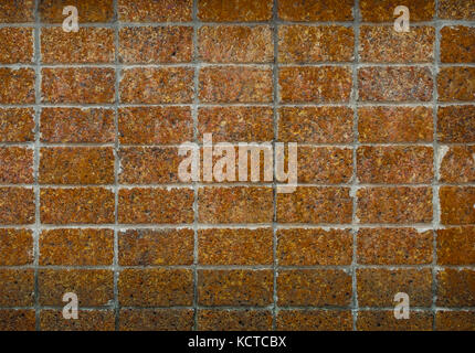 Vorderansicht der Alten grunge Laterit wand Textur. Stockfoto