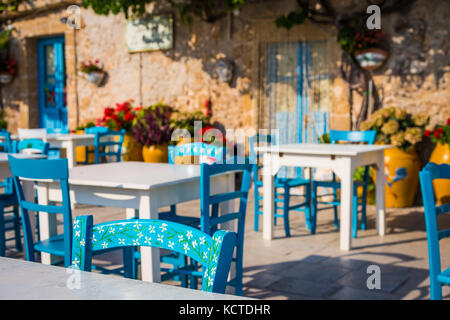 Tische und Stühle in einem traditionellen italienischen Restaurant in marzamemi - Sizilien an einem sonnigen Tag Stockfoto