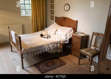 Sehr altes Doppelbett in einem eingerichteten Schlafzimmer - die Niederlande Stockfoto