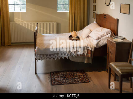 Sehr altes Doppelbett in einem eingerichteten Schlafzimmer - die Niederlande Stockfoto