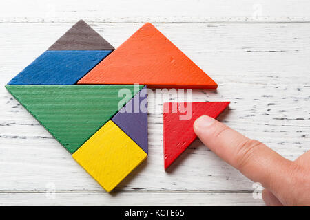 Beendigung des letzten Bisschen Holz Tangram in Herzform Stockfoto