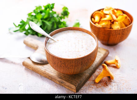 Pilzsuppe in Schale und auf einem Tisch Stockfoto