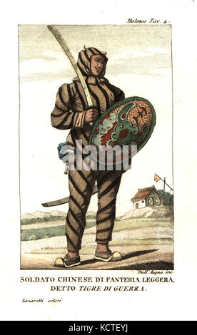 Chinesische Infanterie Soldat oder 'Tiger des Krieges" in gestreiften Uniform mit Ohren auf seiner Kappe, die scimitar und Korbwaren Schild. Illustration von William Alexander. Von Samuel Holmes' Journal einer Reise nach China und Tartary, 1798. Kupferstich von Dell'Acqua handkoloriert Lazaretti von Giovanni Battista sonzogno's Sammlung der interessantesten Reisen (Raccolta de Viaggi Più Interessanti), Mailand, 1815-1817. Stockfoto