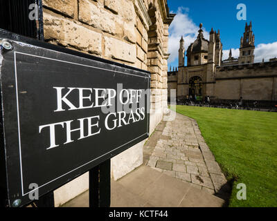 Halten des Grases anmelden, Radcliffe Camera, radcliffe Square, mit All Souls College, Oxford, Oxfordshire, England Stockfoto