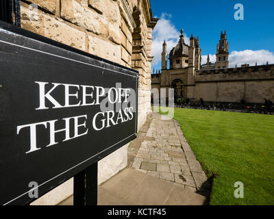 Keep of the Grass Schild, Radcliffe Camera, Radcliffe Square, mit All Souls College im Hintergrund, Oxford, Oxfordshire, England Stockfoto