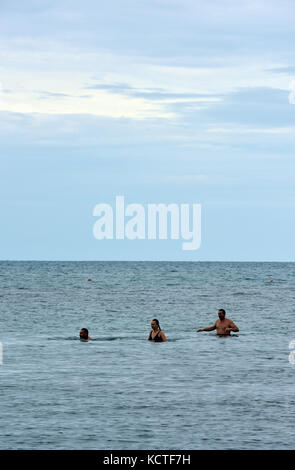 Drei Leute wild Schwimmen im Meer vor der Küste von Korfu in Griechenland an einem sonnigen Tag im Ionischen Meer. ruhige blaue Meer und Gewässer. Stockfoto