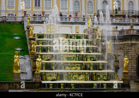 St. Petersburg, Russland - Oct 9, 2016. Große Kaskade der Peterhof in St. Petersburg, Russland. peterhof ist eine Reihe von Palästen und Gärten in Pete entfernt Stockfoto