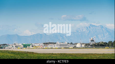 Flughafen Mailand Linate in der Region Lombardei in Norditalien, Wartung Kurz- und Mittelstrecken in Europa, auch ein Alitalia Nabe Stockfoto