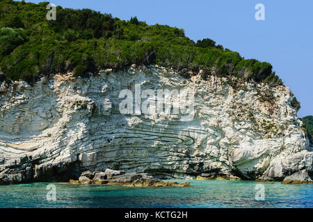 Landschaftlich Reizvolle Aussicht Auf Die Komplizierte Klippe Nahe Dem Ionischen Meer Gegen Den Klaren Blauen Himmel Stockfoto