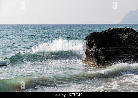 Landschaftlich Schöner Blick Auf Das Ionische Meer Mit Wellen, Die Auf Der Klippe Gegen Den Moody Sky Plätschern Stockfoto