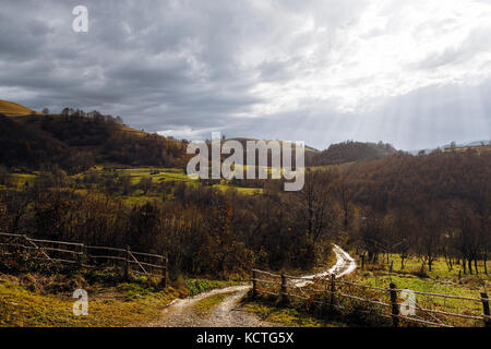 Landschaftlich Schöne Aussicht Auf Die Herbstlandschaft Mit Hügeln Gegen Den Bewölkten Himmel Stockfoto