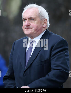 Der ehemalige Taoiseach Bertie Ahern kommt zur Beerdigung des ehemaligen irischen taoiseach Liam Cosgrave in der Kirche der Verkündigung in Rathfarnham in Dublin. Stockfoto